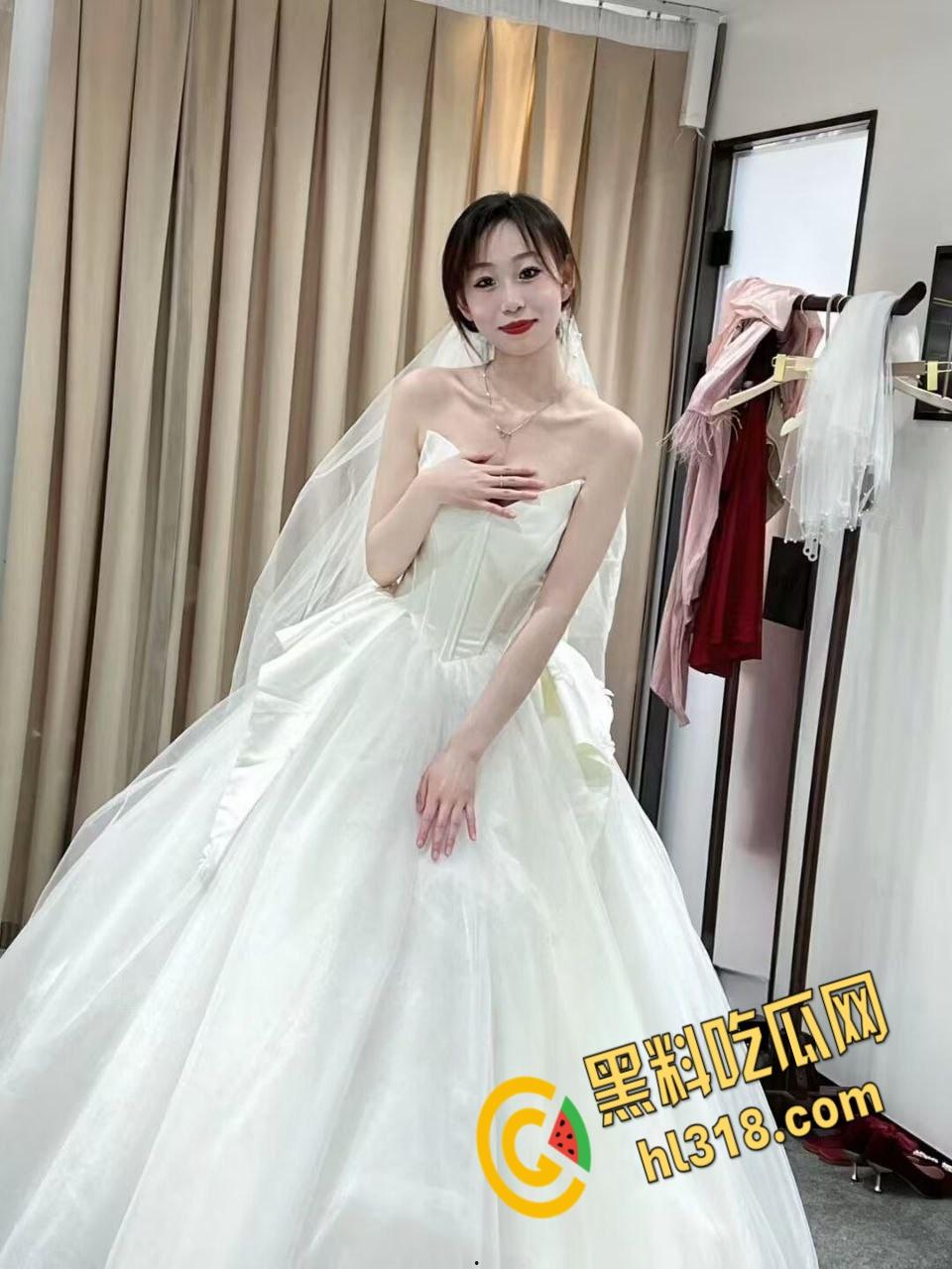 河南省极品骚母狗【涵涵】，与哥哥乱伦不过瘾，闺蜜男友轮番上阵，三洞齐开爽翻天，私生活糜烂到令人咋舌 !-3