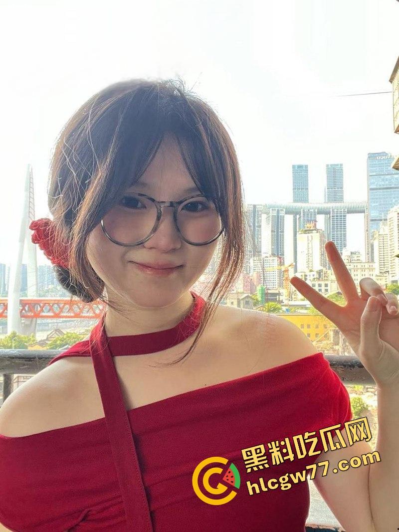 武汉文理学院【吴婧妍】外表清纯的眼镜妹 沦为金主爸爸的性爱玩物 主动发裸照勾引求操 十分的反差!-5