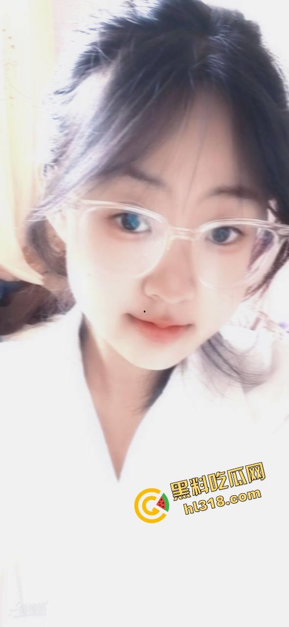 赤裸女奴街头裸坐，公然挑战道德底线，为主人任务无视众人，这是人性的扭曲还是道德的彻底沦丧？