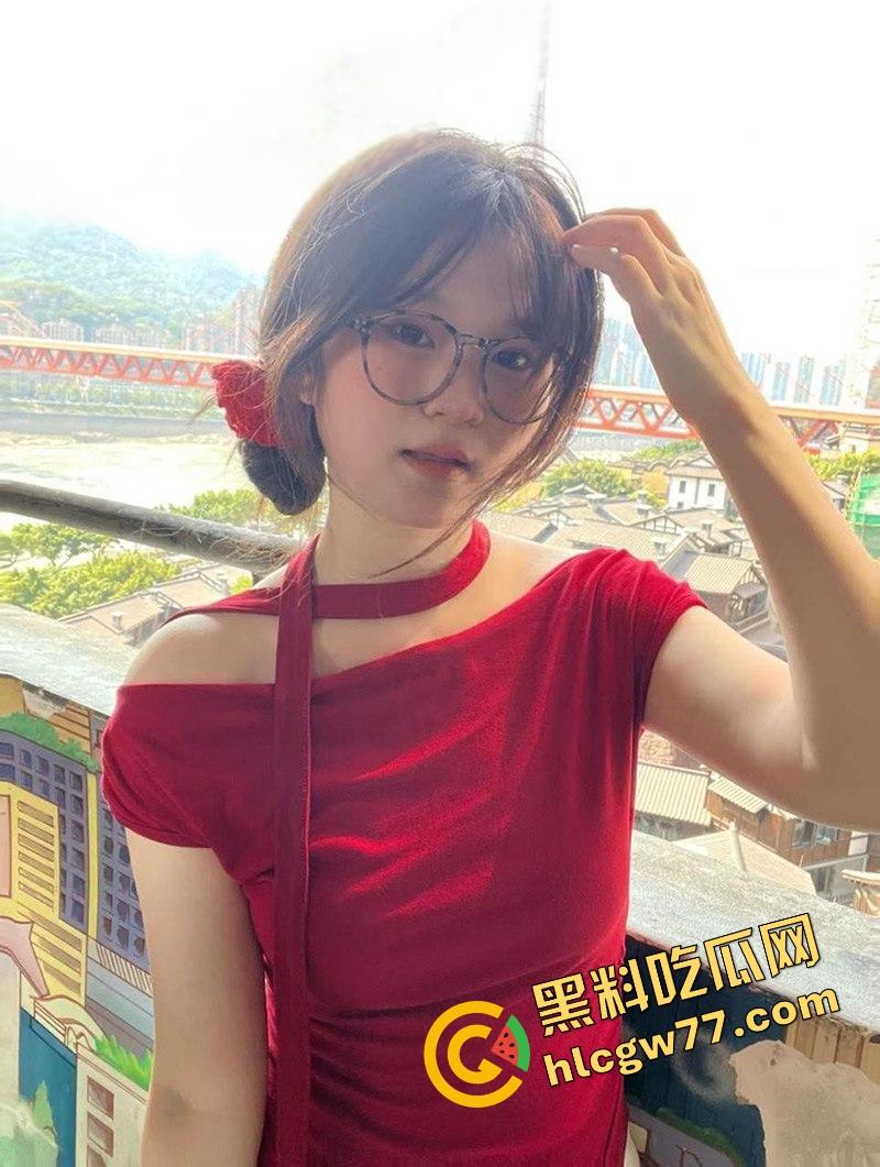 武汉文理学院【吴婧妍】外表清纯的眼镜妹 沦为金主爸爸的性爱玩物 主动发裸照勾引求操 十分的反差!-6