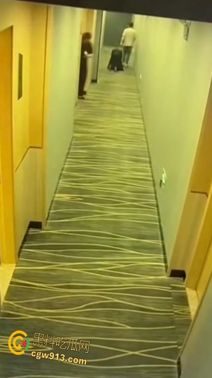 酒店监控拍下吾辈楷模,男子牵狗链,黑群女子像狗爬行,路过群众惊掉下巴,奇葩任务引爆字母圈 !-6