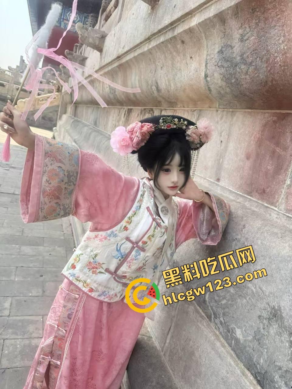 万物皆可插 她逼比收纳箱还万能,嫩妹用整根黄瓜怼逼胡萝卜插菊操到抽搐,差点送医院!-4