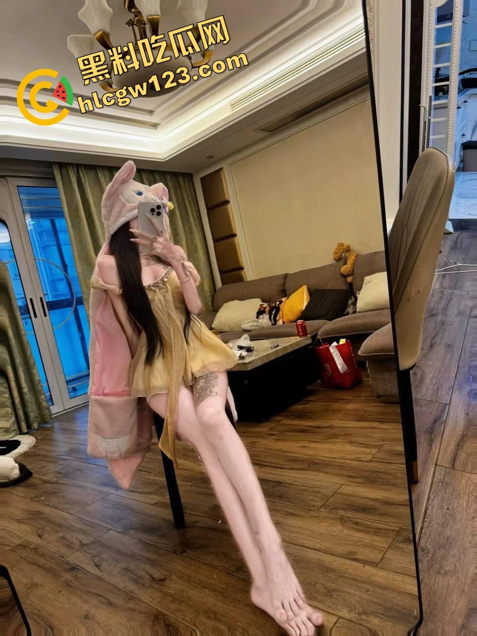 万物皆可插 她逼比收纳箱还万能,嫩妹用整根黄瓜怼逼胡萝卜插菊操到抽搐,差点送医院!-6