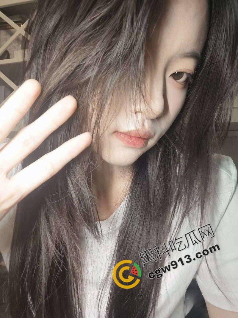 安徽师范美少女的秘密:极致诱惑与色情欲望的交融,吸吮大屌口活一流技术精湛-3