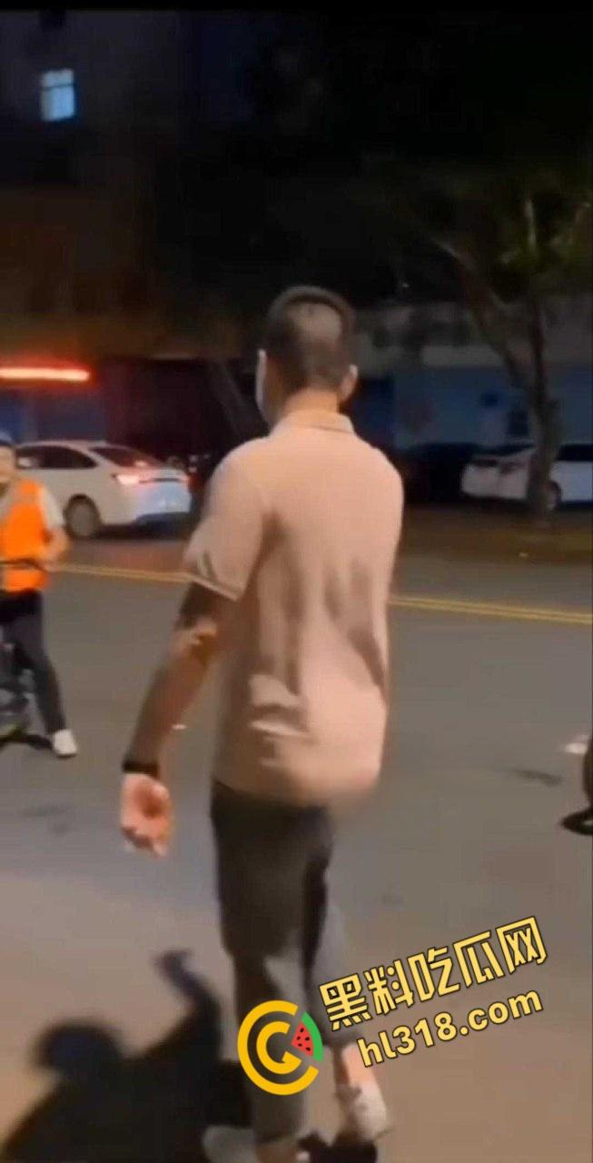 君子动口不动手，达州代驾口水战，用矿泉水喷对面一脸，伤害不高侮辱性极强，代驾小哥技高一筹啊！