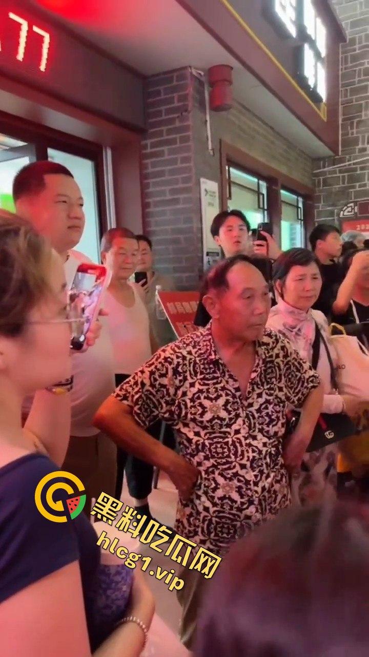 襄阳古城老爷子大庭广众下摸女孩隐私部位，还狂言摸一千个人都没人能管我！-8