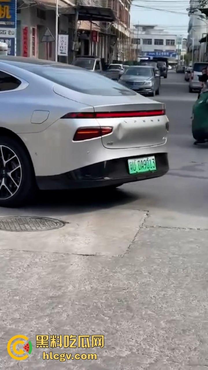 潮州电动小鹏撞上百万奥迪 竟把奥迪撞翻两周 这把小鹏赢了