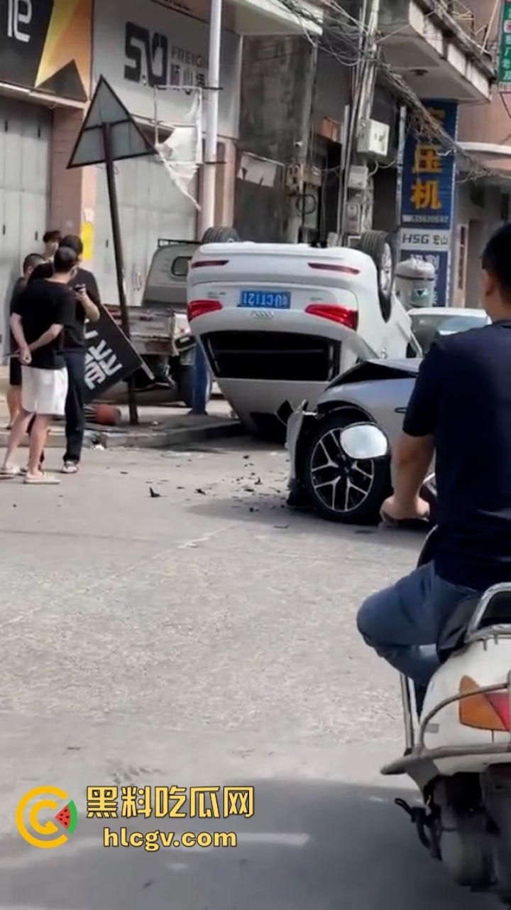 潮州电动小鹏撞上百万奥迪 竟把奥迪撞翻两周 这把小鹏赢了-3