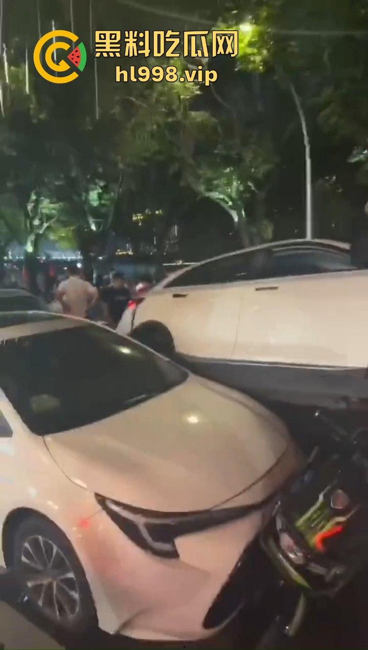 福州惊现比亚迪元怼威马,乘客嘴贱把司机吵崩溃,硬是要带人一起见阎王!-5