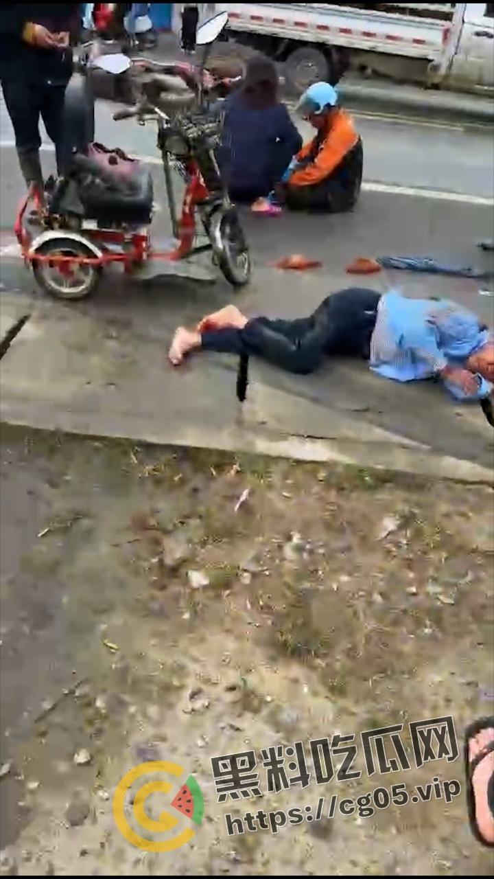 海南屯昌货车撞人 1死7伤 现场惨不忍睹 尸体受伤者遍地都是-8