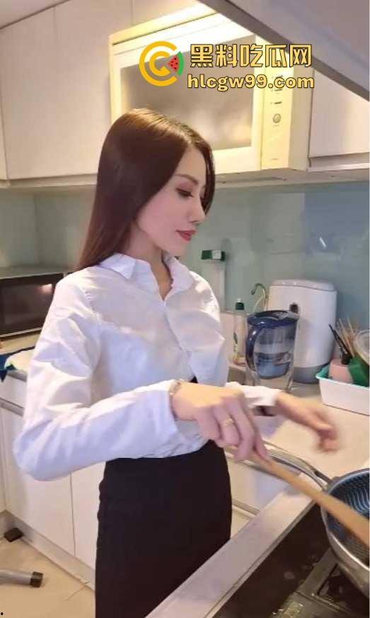 广州高颜值性感少妇【李梅】自录性爱片，家中无套狂操，边干边拍留作纪念，被抽插到淫叫不止，骚穴深处干出真火！