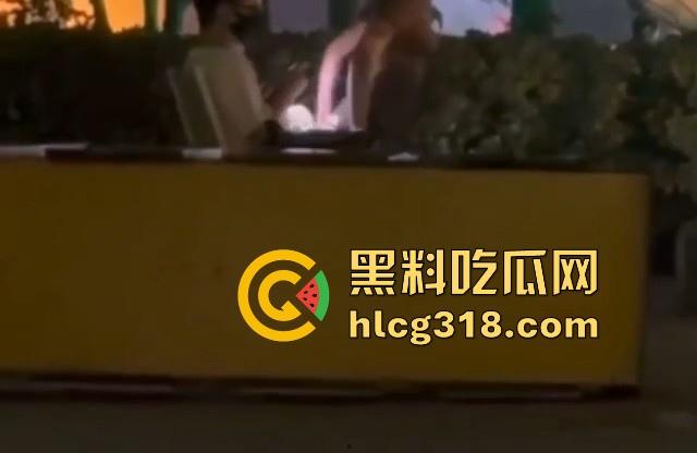 深圳某公园偶遇户外博主？草丛长椅疯狂骑乘，还大胆开灯怼拍，你别说这女的身材真可以呀！-6