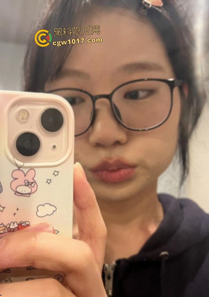 萝莉大学生淫乱双飞，被金主按在浴室玻璃门后入，奶子压爆玻璃，床上被鸡巴前后夹击，口交还微笑发骚！