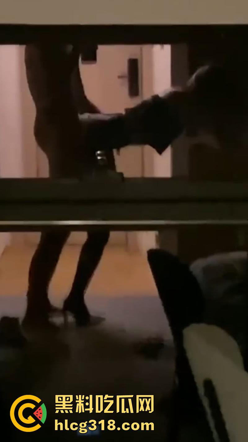 杭州173长腿母狗【王晓冰】,细腰长腿美臀诱人,沦为富二代母狗,后入啪啪自拍视频流出!-7