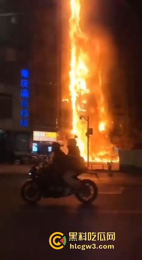 重庆南坪江南装饰城突发火灾!火光冲天令人心惊,愿所有人都能平安无事!-7