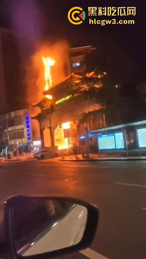 重庆南坪江南装饰城突发火灾!火光冲天令人心惊,愿所有人都能平安无事!-8