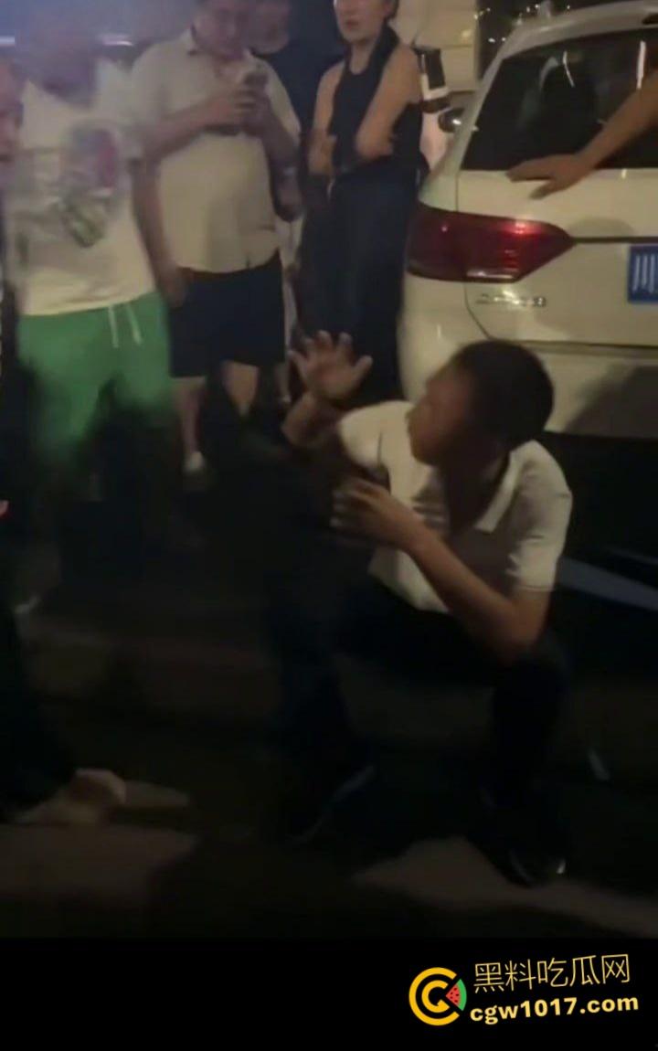 大快人心!眉山市变态每天给小妹妹转二十块钱,时机成熟约小妹妹到线下,被女孩爸爸发现后围堵爆揍!-5