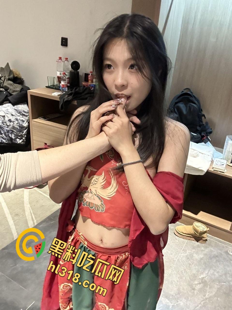 金主包养极品妹妹流出，各种情趣诱惑装，户外楼梯间野战，不愧是天生就是吃这碗饭的！