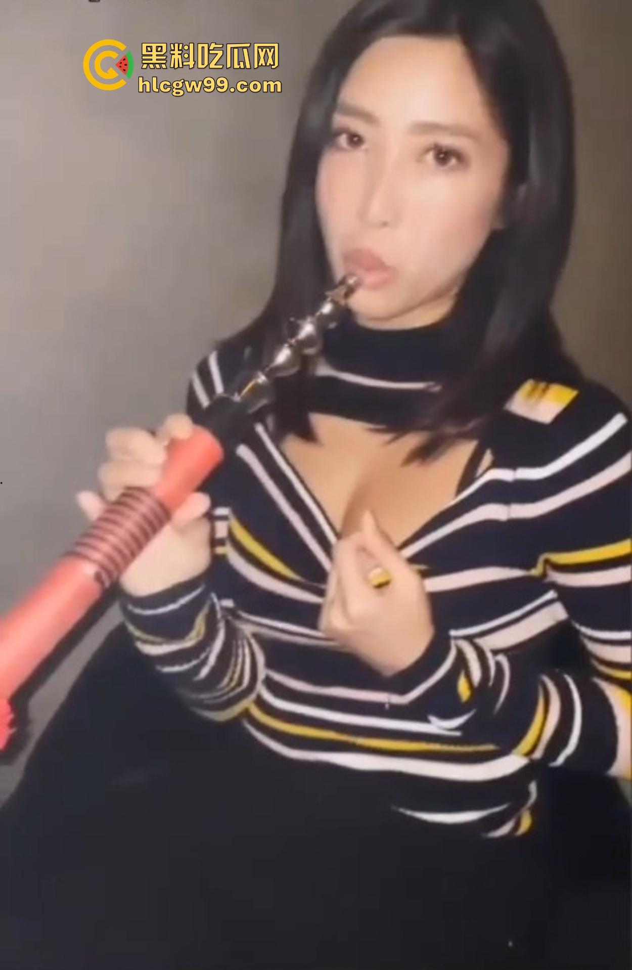 英国留学生姐妹花双飞老外性爱录像曝光，吸嗨后大街拉人到酒店，求着老外洋屌颜射，还舔的干干净净！