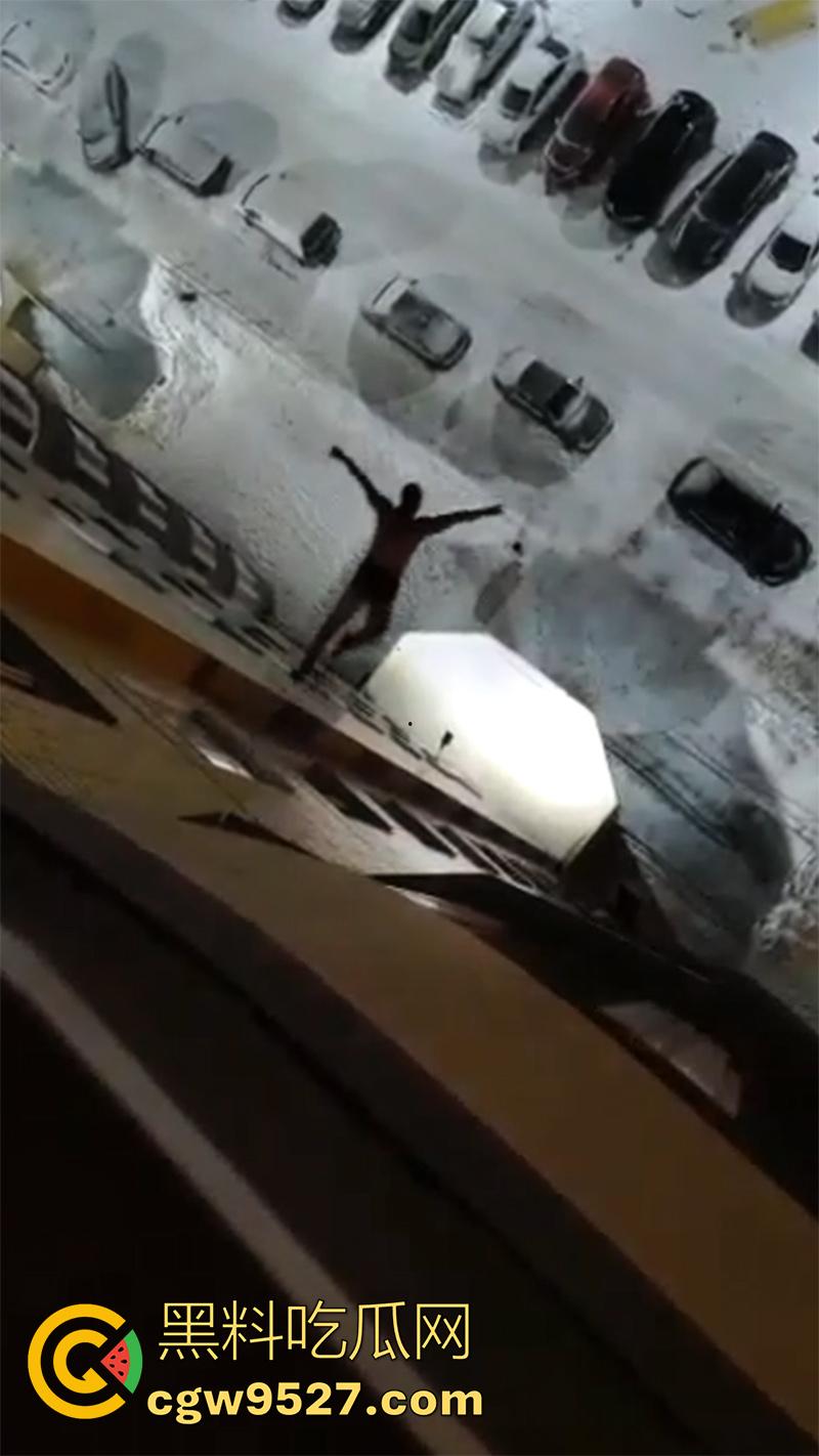 俄罗斯男子吸毒出幻觉，以为自己是超人，说什么都要飞出去，结果起飞失败当场殒命！-3