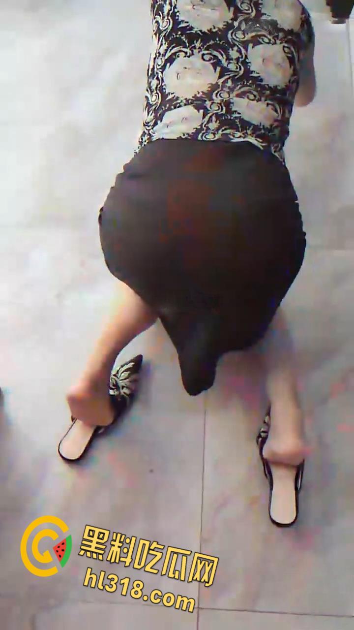 海角乱伦之乱伦亲妈,客厅发现亲妈自慰,背着阿姨在卫生间激情啪啪,老妈趴在洗手池前含泪挨炮!-2