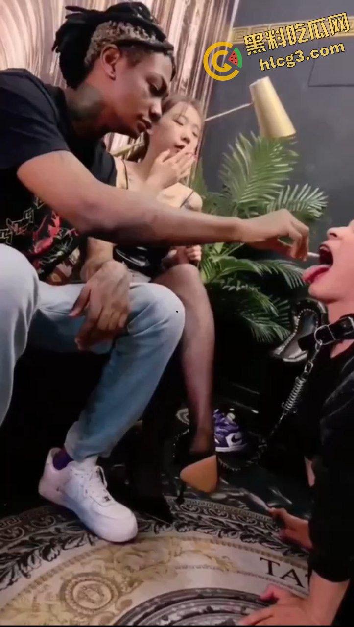 推特真实绿帽淫妻『一名低调的小绿帽』媚黑贱货 调教绿奴舔脚吐口水 不把当人看-6