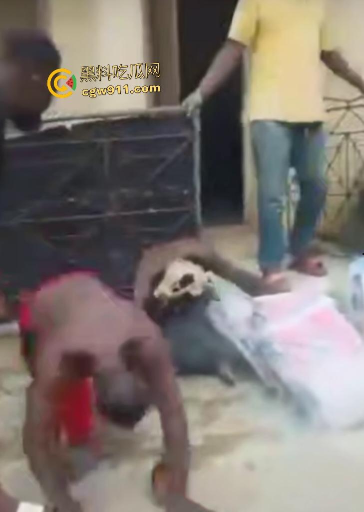 尼日利亚铁血硬汉打赌挑战头顶四袋水泥，不到10秒脊椎崩裂瘫地如烂泥，神经炸裂哑口无言4天后咽气！-3