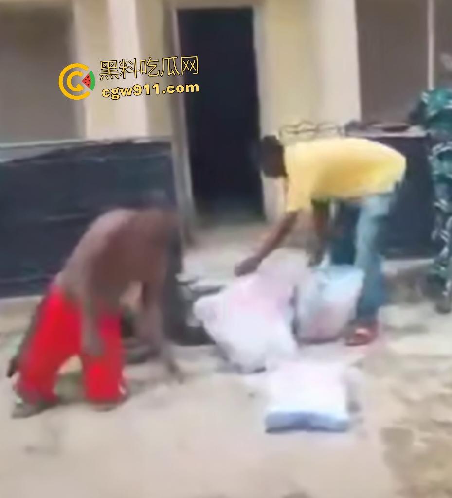 尼日利亚铁血硬汉打赌挑战头顶四袋水泥，不到10秒脊椎崩裂瘫地如烂泥，神经炸裂哑口无言4天后咽气！-4