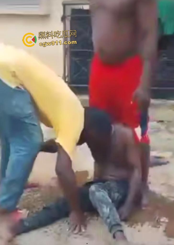 尼日利亚铁血硬汉打赌挑战头顶四袋水泥，不到10秒脊椎崩裂瘫地如烂泥，神经炸裂哑口无言4天后咽气！-6