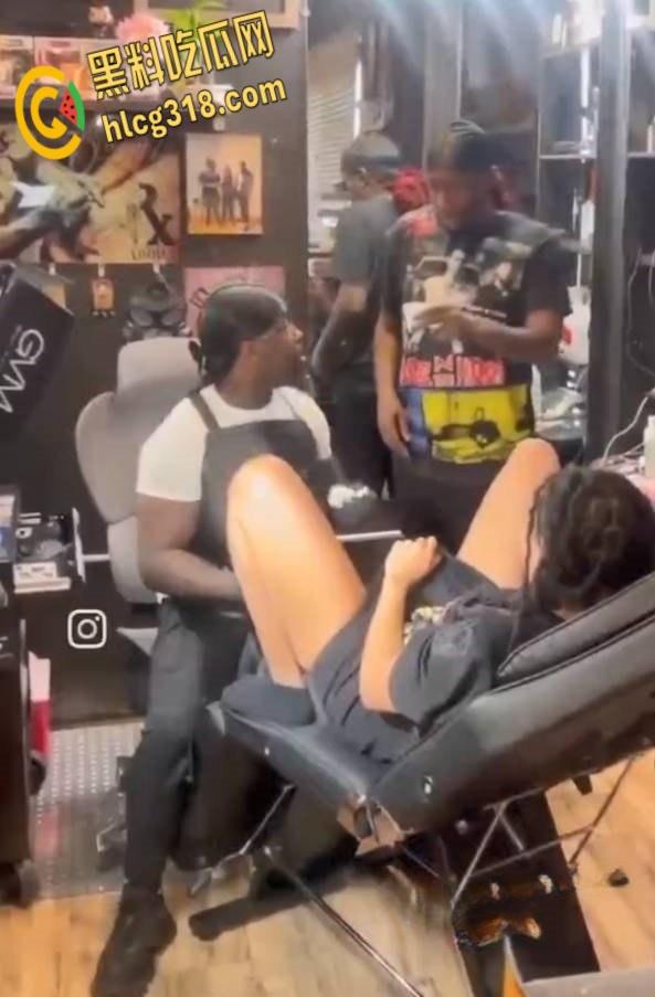 嫩逼纹身店潮喷合集,三位小姐姐潮喷狂飙地板变水池,水量惊人纹身师被喷射倒地!-5