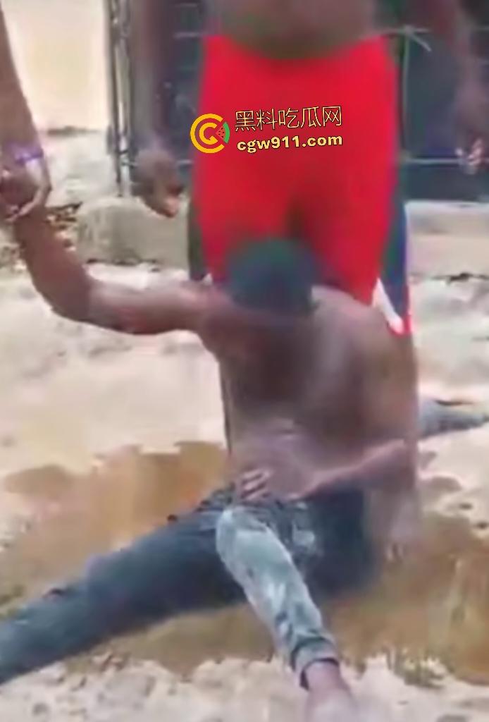 尼日利亚铁血硬汉打赌挑战头顶四袋水泥，不到10秒脊椎崩裂瘫地如烂泥，神经炸裂哑口无言4天后咽气！-7