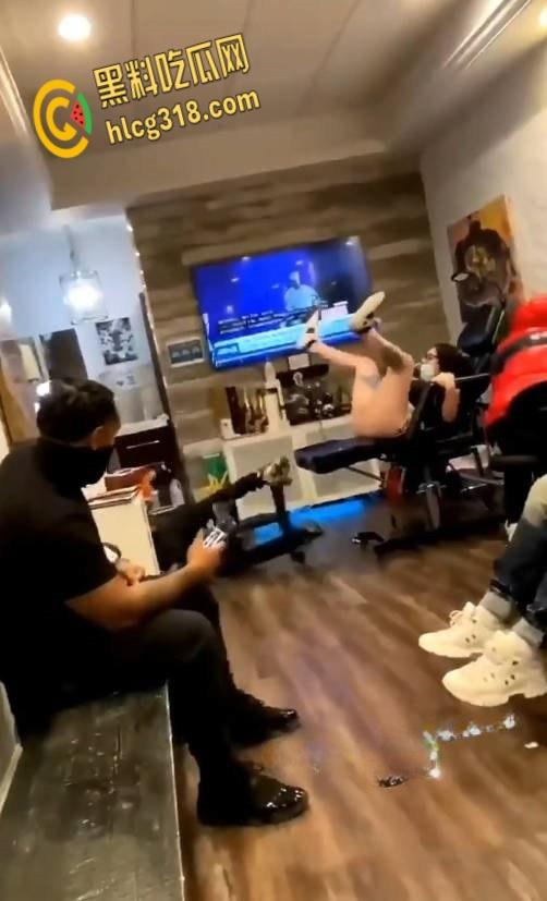 嫩逼纹身店潮喷合集,三位小姐姐潮喷狂飙地板变水池,水量惊人纹身师被喷射倒地!-7