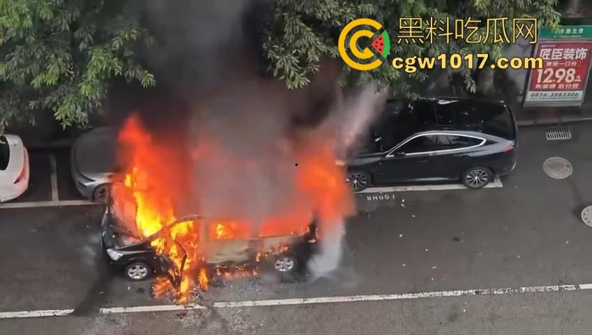 四川绵阳江油又是汽车自燃,期间还多次发生爆炸,把旁边路边停放的车都波及到了,路边车车主一起床天塌了!-3