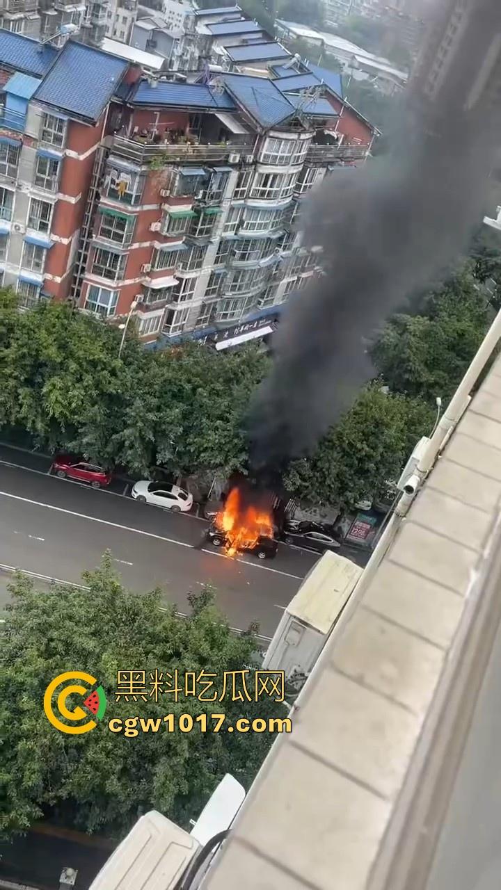 四川绵阳江油又是汽车自燃,期间还多次发生爆炸,把旁边路边停放的车都波及到了,路边车车主一起床天塌了!-4