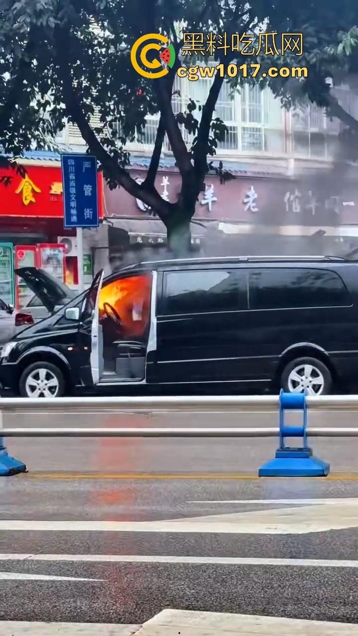 四川绵阳江油又是汽车自燃,期间还多次发生爆炸,把旁边路边停放的车都波及到了,路边车车主一起床天塌了!-7