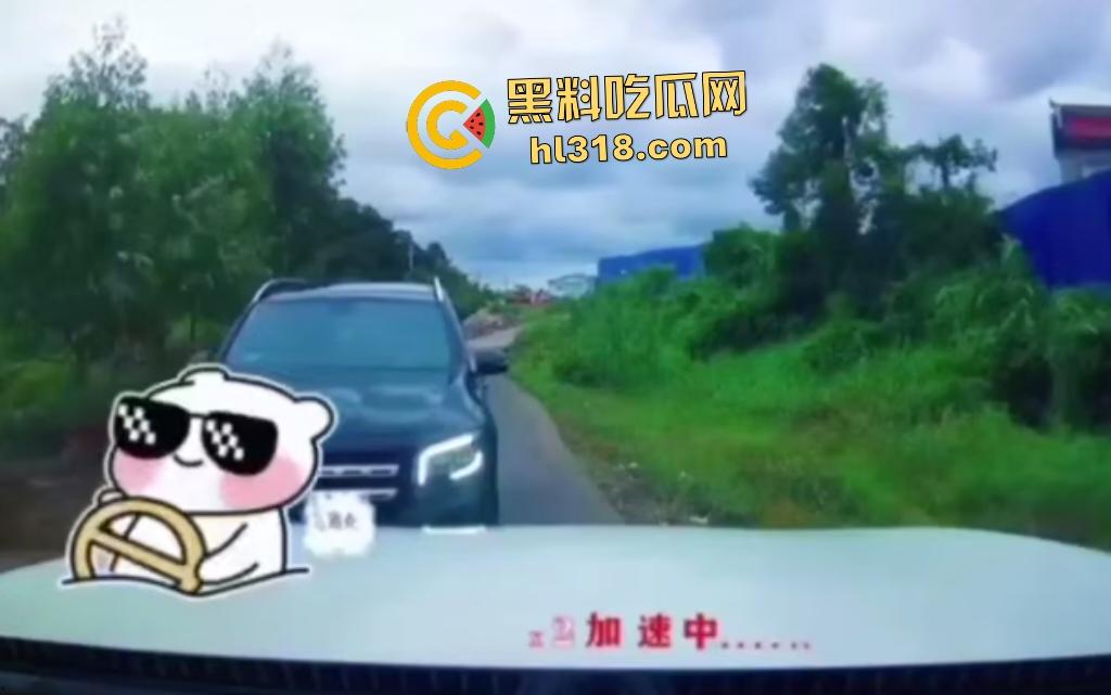 广西防城港奔驰姐利用公职亮证查男方底细逼其低头,最后警方神操作还反逼男的道歉,这真是倒反天罡!-2