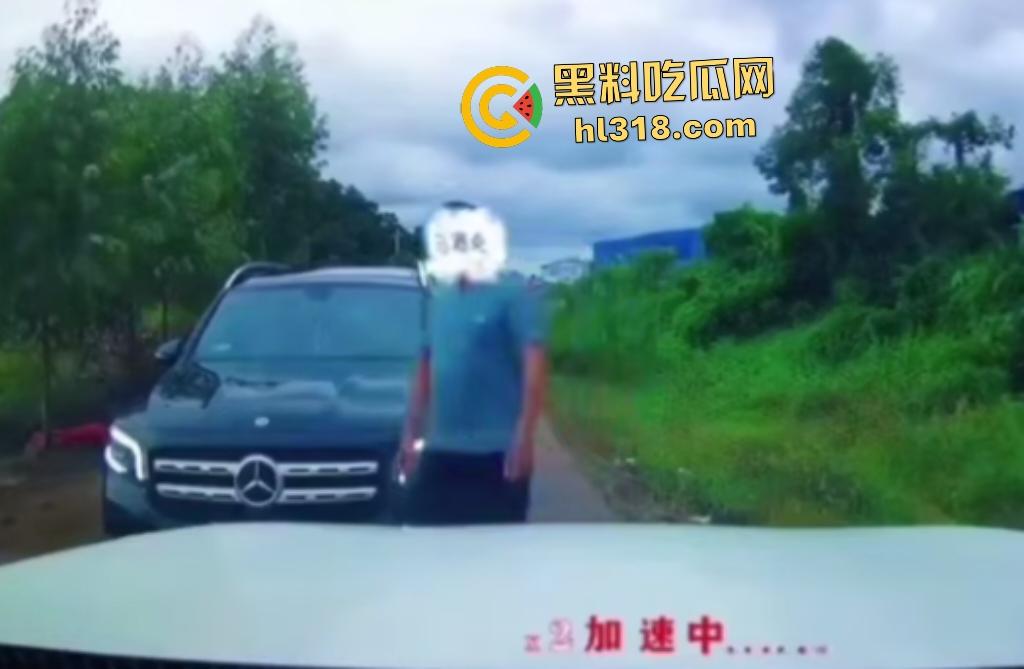 广西防城港奔驰姐利用公职亮证查男方底细逼其低头,最后警方神操作还反逼男的道歉,这真是倒反天罡!-3