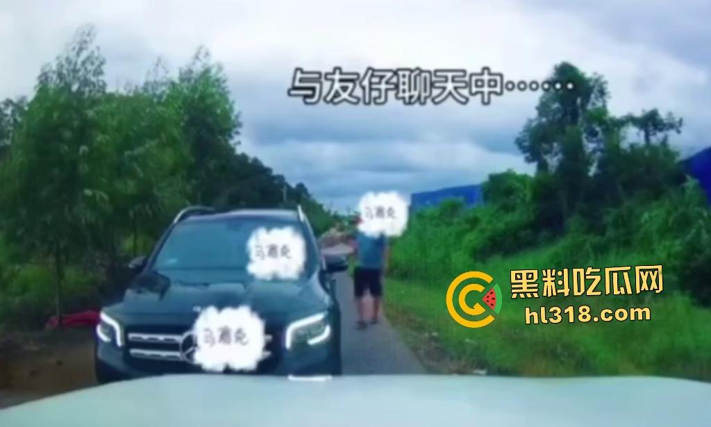 广西防城港奔驰姐利用公职亮证查男方底细逼其低头,最后警方神操作还反逼男的道歉,这真是倒反天罡!-5