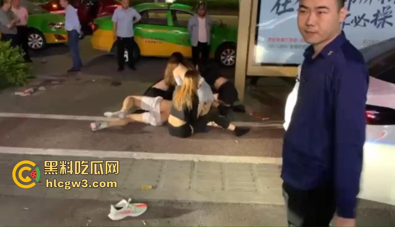 男子喊四妹陪酒却赖账!街头被扒衣暴打,黑衣辣妹怒出手,奶子甩飞,路人看得赚大发!-2