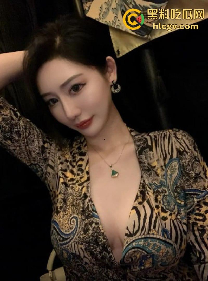 抖音高颜值极品身材网红【不爱笑的赛琳】 高跟美腿迷人蜜桃翘臀 各种诱人姿势大饱眼福-11