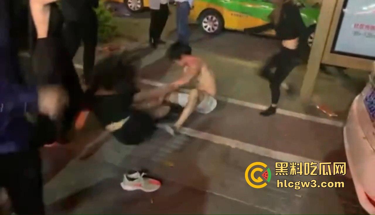 男子喊四妹陪酒却赖账!街头被扒衣暴打,黑衣辣妹怒出手,奶子甩飞,路人看得赚大发!-5