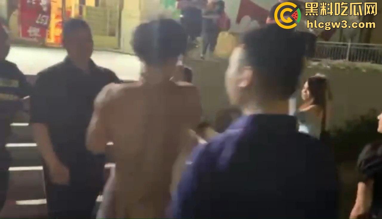 男子喊四妹陪酒却赖账!街头被扒衣暴打,黑衣辣妹怒出手,奶子甩飞,路人看得赚大发!-7