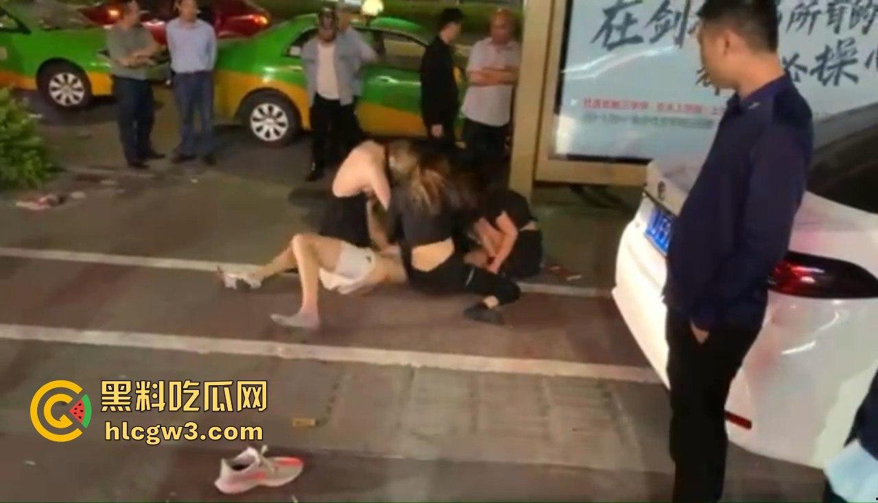 男子喊四妹陪酒却赖账!街头被扒衣暴打,黑衣辣妹怒出手,奶子甩飞,路人看得赚大发!-9