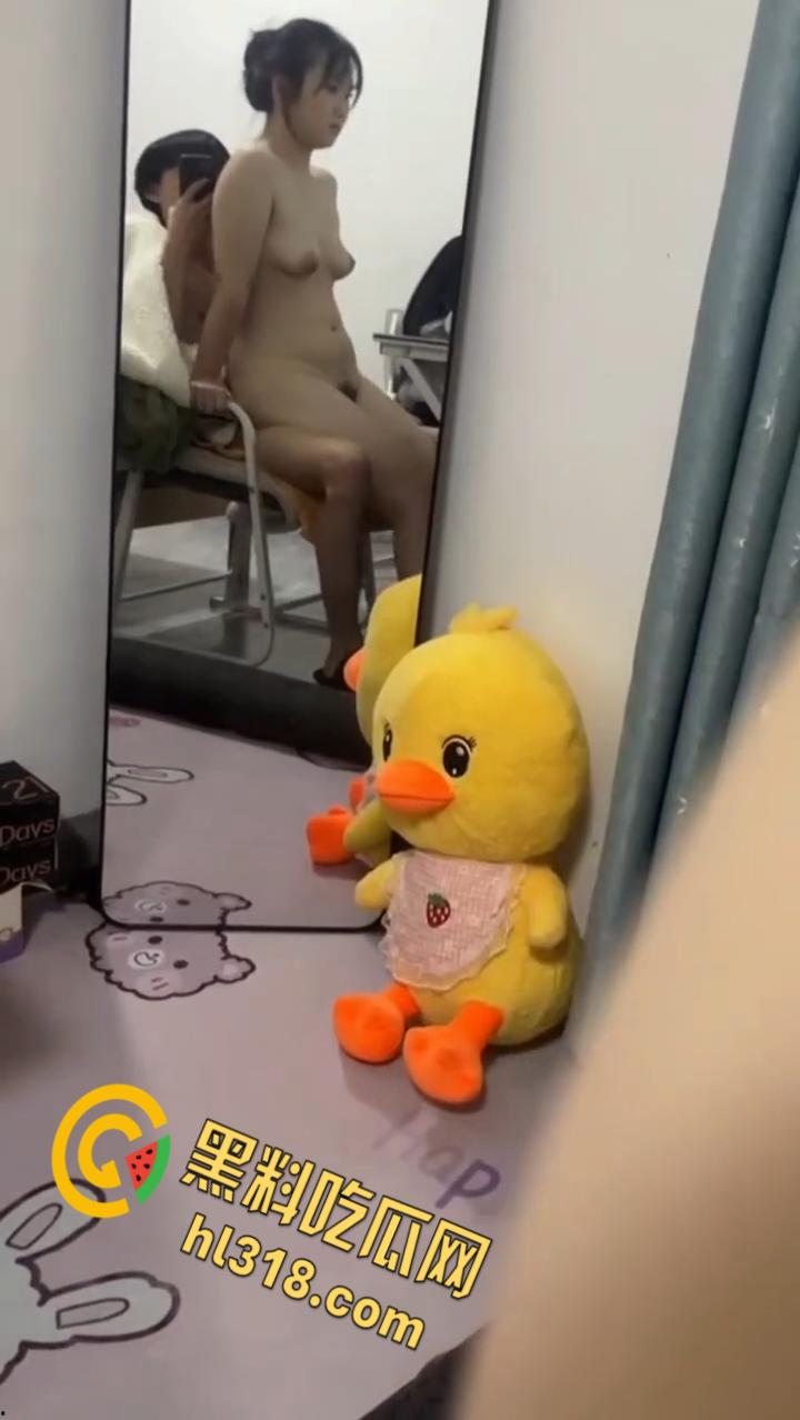 Soul勾搭学设计的妹子【董晓菲】,答应好久终于来一炮,最刺激的是一边女上一边工作,口爆内射准备SM继续调教 !-8