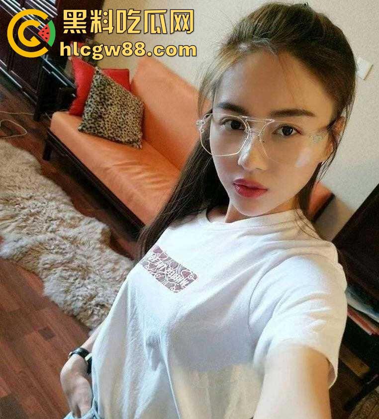 爱健身的眼镜妹在深圳某健身会所里大秀身材 边健身边自慰沉浸其中不顾旁人 也是个奇女子！