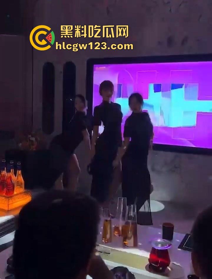 KTV包厢的淫乱现场 汉服美女曼妙舞姿后脱衣艳舞大秀 白皙娇躯性感内衣尽显 扭臀热舞媚眼挑逗 诱惑到极致！