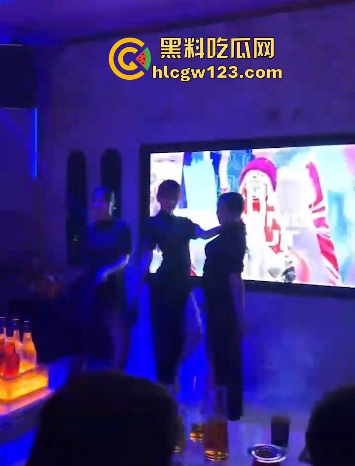 KTV包厢的淫乱现场 汉服美女曼妙舞姿后脱衣艳舞大秀 白皙娇躯性感内衣尽显 扭臀热舞媚眼挑逗 诱惑到极致！-7