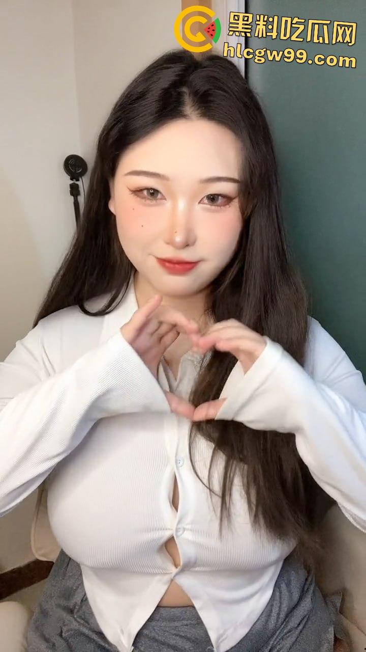 抖音3W粉擦边主播【丫丫有肉】宽衣解扣揉搓极品吊钟乳大奶, 疯狂晃动诱惑感拉满-3