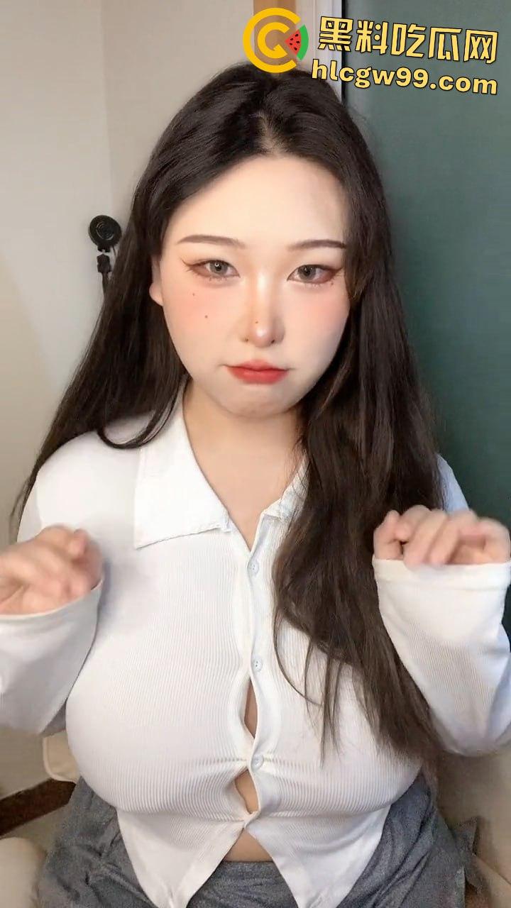 抖音3W粉擦边主播【丫丫有肉】宽衣解扣揉搓极品吊钟乳大奶, 疯狂晃动诱惑感拉满-4