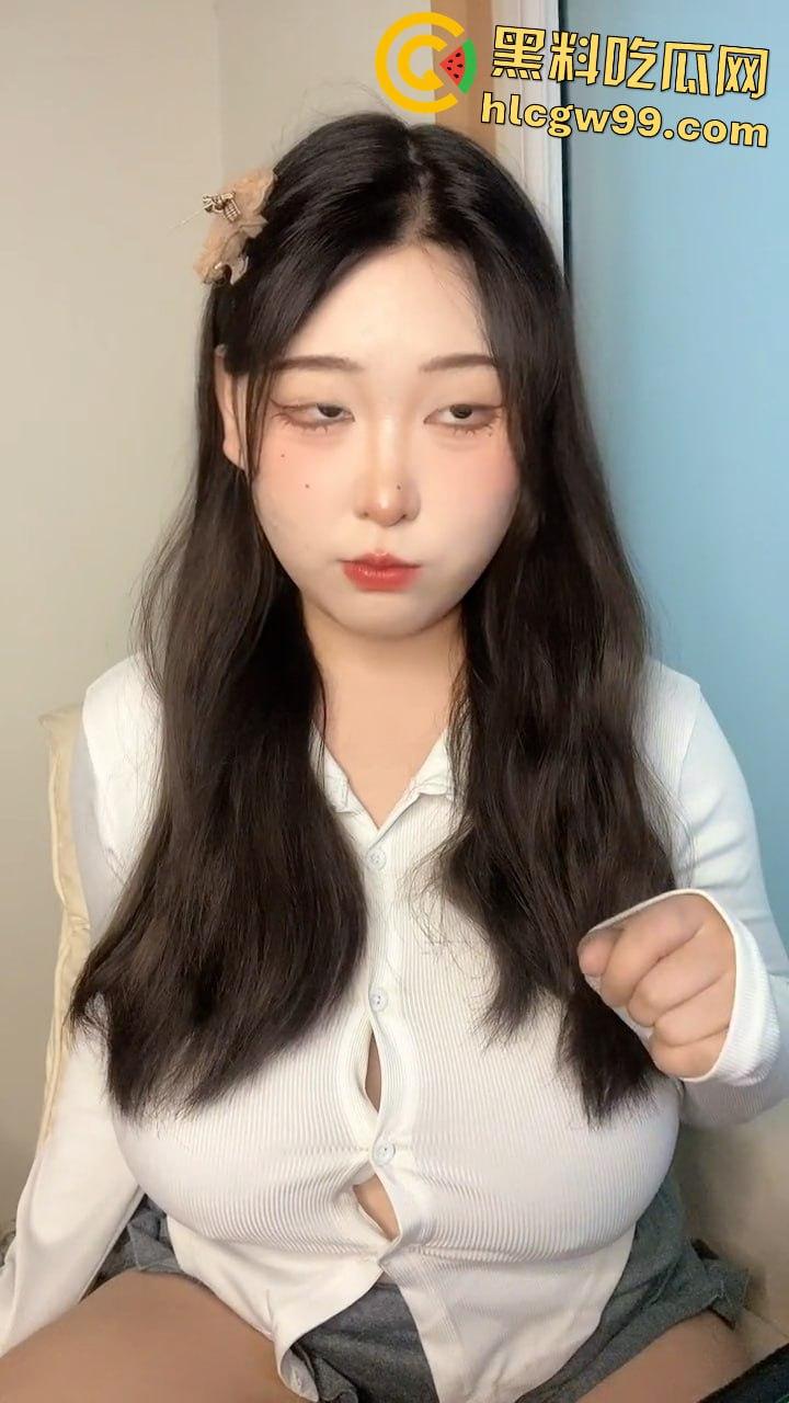 抖音3W粉擦边主播【丫丫有肉】宽衣解扣揉搓极品吊钟乳大奶, 疯狂晃动诱惑感拉满-5